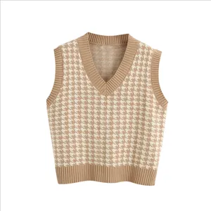Classic V-neck houndstooth knitted vest in camel and white