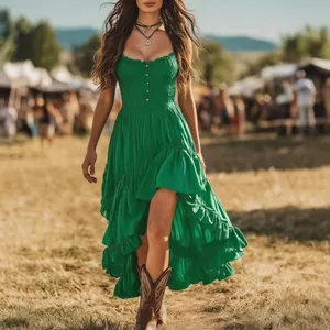 Elegantes vintage grünes trägerloses Kleid mit geraffter Taille und Rüschensaum