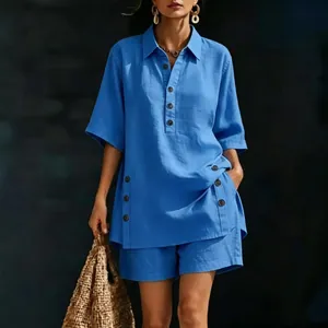 Elegante set blu da donna con camicia a maniche corte e pantaloncini con bottoni decorativi
