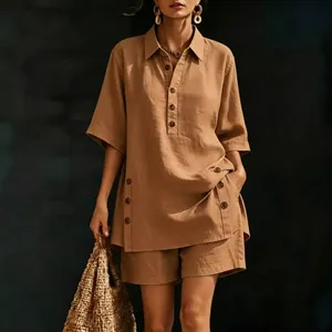 Elegante set due pezzi in lino marrone da donna con camicia ampia e pantaloncini.