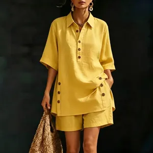 Dettaglio di un completo estivo giallo vibrante con camicia a maniche corte e pantaloncini