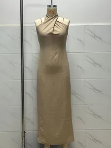 Detailaufnahme eines braunen, schmal geschnittenen Neckholder-Maxikleides auf einer Puppe.