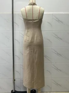 Elegante Rückansicht des beigen Neckholder Slim Fit Midikleids auf einer Schaufensterpuppe