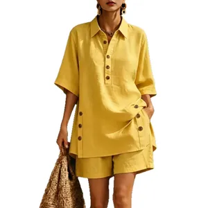 Completo due pezzi giallo da donna con camicia a maniche corte e pantaloncini in lino