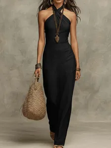 Elegantes schwarzes Maxikleid mit Neckholder, schmaler Passform und ärmellosem Design