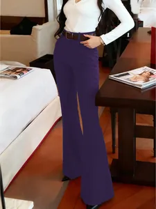 Pantalon évasé violet élégant à taille haute avec une coupe longue amincissante.