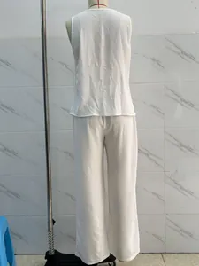 Vue arrière d'un ensemble femme blanc en coton et lin avec débardeur et pantalon