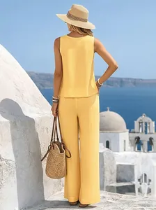 Vue de dos d'un ensemble jaune sans manches en coton lin avec pantalon large de vacances