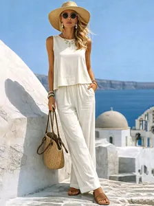 Ensemble chic haut sans manches et pantalon large en lin blanc, style méditerranéen