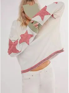 Vue détaillée du sweat-shirt blanc oversize pour femme avec écussons étoiles rouges aux manches