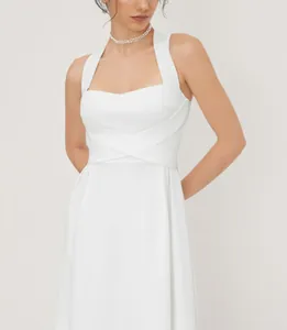 Détail de la robe mi-longue évasée blanche élégante à col carré avec design croisé à la taille