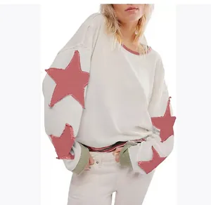 Sweat-shirt blanc surdimensionné avec des appliqués d'étoiles roses sur les manches