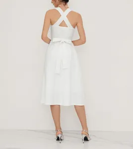 Vue arrière d'une robe midi blanche sans manches avec dos croisé et nœud à la taille.