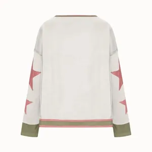 Vue arrière d'un sweat-shirt à col rond pour femme avec des patchs d'étoiles rouges aux manches