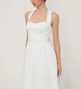 Détail d'une robe blanche à bretelles de style français avec encolure carrée et taille haute