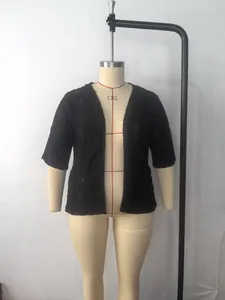 Detailansicht eines schwarzen Strick-Cardigans in Übergröße mit Lochmuster auf Schneiderpuppe