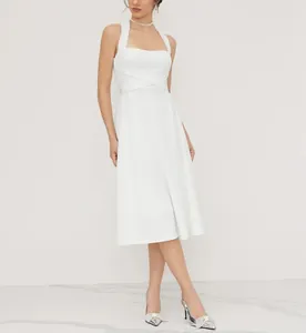Détail en pied d'une robe blanche à col carré français et jupe évasée sur mannequin