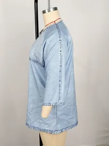 Vista laterale della t-shirt casual azzurra taglie forti mostrata su un manichino