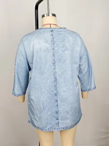 Vista posteriore di una tunica casual taglie forti con stampa acid wash blu chiaro