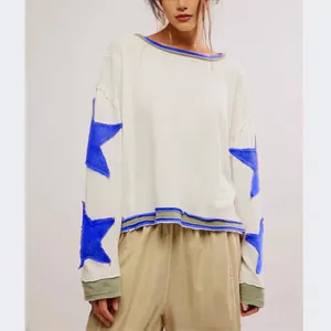 Sweat-shirt blanc ample avec patchs d'étoiles bleues et ourlet superposé pour femme
