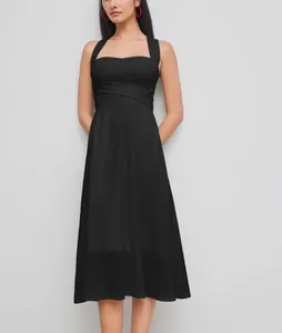 Robe midi noire élégante de style français sans manches avec taille cintrée et coupe trapèze.