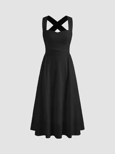 Vue détaillée d'une élégante robe midi noire de style français avec bretelles croisées