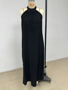 Ganzkörperansicht eines schwarzen Neckholder-Kleids am Mannequin für den Urlaub.