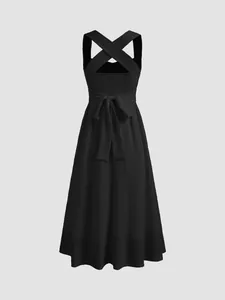 Vue arrière détaillée d'une robe midi noire évasée avec dos croisé et nœud à la taille