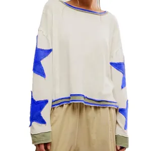 Sweat-shirt blanc à manches longues avec écussons d'étoiles bleues et bordure rayée élégante