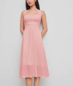 Vue détaillée d'une robe mi-longue rose à encolure carrée et taille ajustée de style français