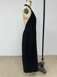 Seitenansicht eines eleganten schwarzen Neckholder-Maxikleides für den Sommerurlaub