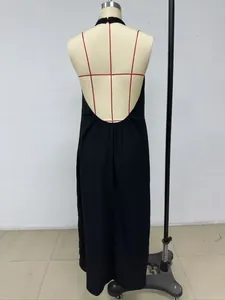 Rückansicht eines minimalistischen schwarzen rückenfreien Neckholder-Maxikleides