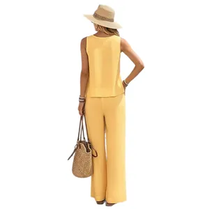 Ensemble deux pièces décontracté en coton et lin jaune avec haut sans manches et pantalon.