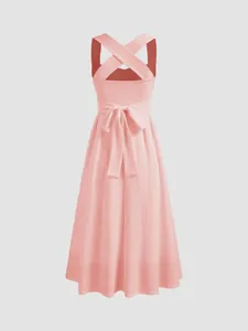 Vue arrière de la robe midi rose de style français avec bretelles croisées et noeud