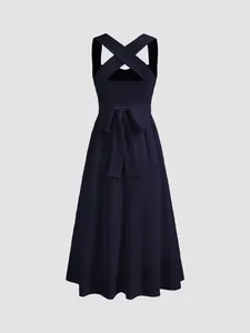 Vue arrière de la robe midi bleu marine avec bretelles croisées et nœud à la taille