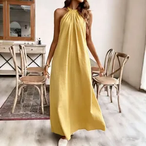 Elegantes hellgelbes Neckholder-Maxikleid mit plissiertem Ausschnitt für den Sommerurlaub