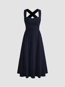 Détail d'une robe midi française bleu marine avec bretelles croisées élégantes au dos