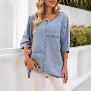 Dettaglio della t-shirt oversize in maglia con stampa denim da donna e cuciture a vista