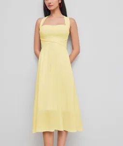 Vue détaillée d'une robe mi-longue jaune évasée de style français à col carré