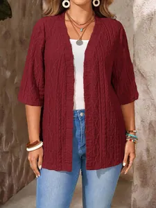 Detailansicht der weinroten Damen-Strickjacke in Übergröße mit Rauten-Häkelmusterung