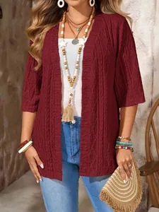 Detailansicht der weinroten Damen-Strickjacke mit Lochmuster und Zopfstrick-Design
