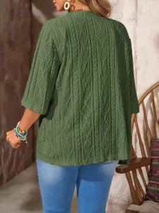 Rückansicht eines grünen, strukturierten Strick-Cardigans für Damen