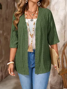 Nahaufnahme eines grünen Damenstrickcardigans mit hohlgestricktem Muster und Textur