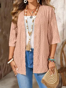 Detailansicht eines rosafarbenen Strick-Cardigans für Damen im Boho-Stil mit Accessoires