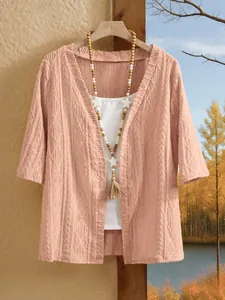 Detailansicht der rosa hohl gestrickten Strickjacke für Damen mit weißem Tanktop
