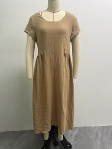 Vista frontale di un abito midi casual in cotone e lino kaki su un manichino, scollo a U.