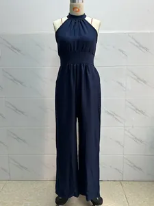 Elegante mono azul marino sin mangas con cuello halter y un favorecedor diseño de pierna ancha.