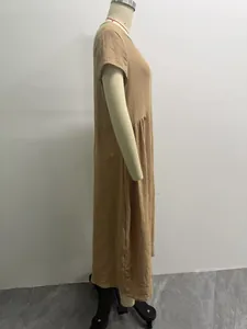 Dettaglio del profilo laterale di un abito lungo in cotone e lino su un manichino.
