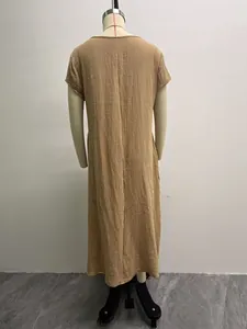 Vista posteriore dell'abito lungo in cotone e lino su un manichino sartoriale