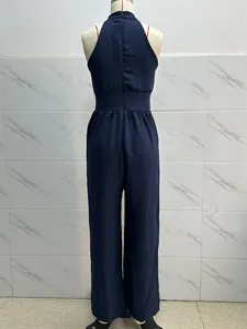 Vista trasera de mono azul marino sin mangas con cuello halter y pierna ancha.